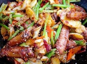起锅前加入适量的鸡精，香油和白芝麻翻炒均匀即可！