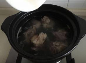 煮10分钟后倒入黄酒