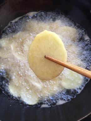 炸至表面焦黄即可捞出沥干油分备用！