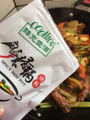 放入3勺cook100麻辣香锅调味料！