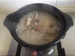 继续炖煮，期间要保持汤的水位（可以适度加水）