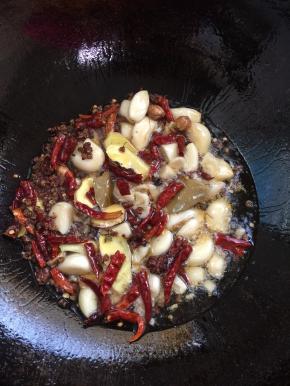 锅烧热倒入适量的油，放入蒜瓣，生姜，花椒，八角，香叶，肉蔻，干辣椒小火炸出香味儿！
