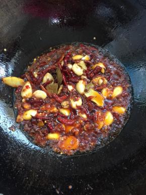 放入郫县豆瓣酱继续小火炒出红油！