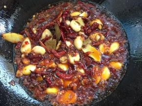 放入郫县豆瓣酱继续小火炒出红油！