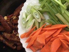 加入芹菜，胡萝卜和葱白翻炒至断生！