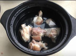 放入大半砂锅水开时炖煮