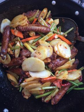 加入炸好的土豆片翻炒均匀！