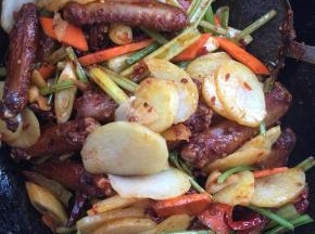 加入炸好的土豆片翻炒均匀！