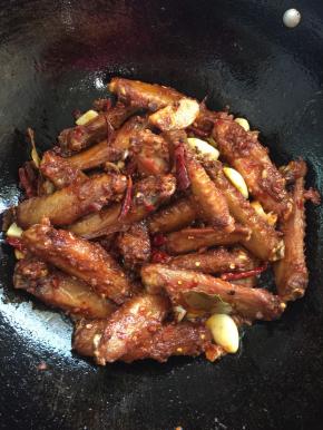放入炸好的鸭翅翻炒均匀！(可以加入少许开水煮至鸭翅能够用筷子扎透即可，最后大火收汁儿！喜欢有嚼劲儿的可以省略此步！)