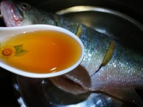 放入料酒腌制 