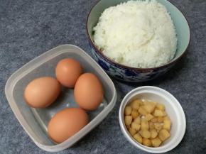 准备食材:鸡蛋，米饭，瑶柱干贝