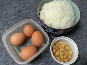 准备食材:鸡蛋，米饭，瑶柱干贝