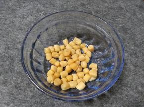 先把干贝冲洗干净，不过这个干贝很干净，基本没有泥沙，所以洗了两遍就可以了