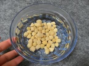 洗干净后的干贝用温水泡发，我浸泡了十五分钟左右