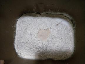 所有材料按先液体后粉类的顺序加入面包机，挖个洞放入酵母。