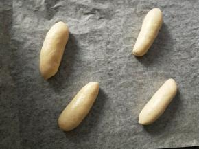 边缘收口处捏紧。放入烤箱发酵，温度30度，旁边放一碗热水。