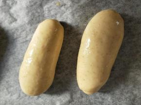 发至两倍大，取出表面刷蛋液。预热烤箱160度，中层烤18分钟。