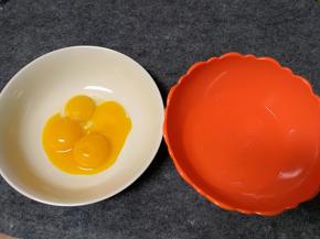 四个鸡蛋蛋黄和蛋白分开打到两个盆里，分别搅打好蛋白和蛋黄
