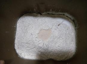 所有中种面团材料按先液体后粉类的顺序放入面包机，中间挖个洞放酵母。