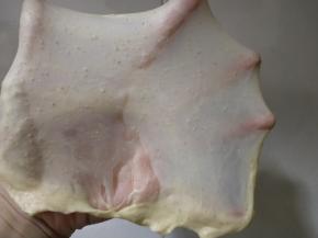 揉出不易破的薄膜即可。