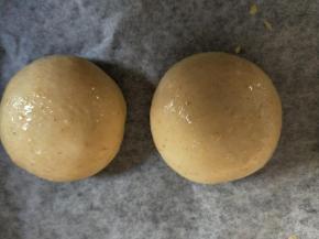 发酵至二倍大后表面刷蛋黄液。预热烤箱160度，中层烤18分钟。