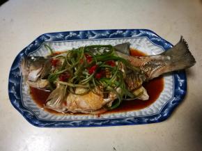 葱丝小辣椒放在鱼身上 浇上热油