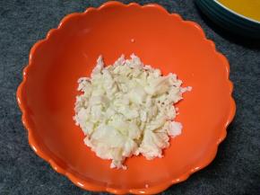 锅中倒入少许油，中火就可以，油温差不多7成热时放入蛋清，用锅铲从下往上翻炒几下至熟，顺便打散，不要炒太久，不然就不嫩了。