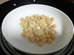 泡好的干贝取出放入一个盘子里，加入两片姜片，三四个葱花，上锅隔水蒸6分钟，6分钟后取出一多半，剩下的继续蒸两分钟