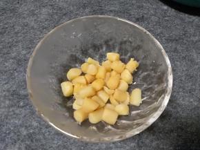 取出蒸好的一多半，控干水分，最好用厨房纸擦一下吸收水分，放一边晾凉