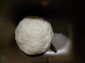 启动揉面程序10分钟，揉成光滑不粘手的面团即可。