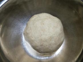 盖上保鲜膜入冰箱冷藏发酵17个小时以上。