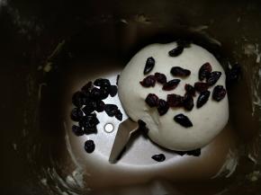 加入蔓越莓干再揉一分钟，揉均匀即可。