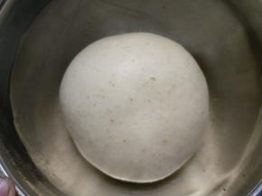 盖保鲜膜放入烤箱进行发酵。温度35度发酵1小时左右。