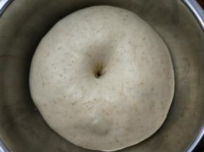 手指沾面粉戳个洞，不回缩不塌陷即可。