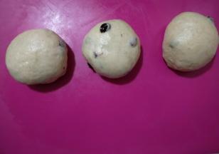 面团分成三份滚圆。