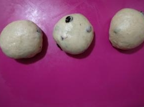 面团分成三份滚圆。
