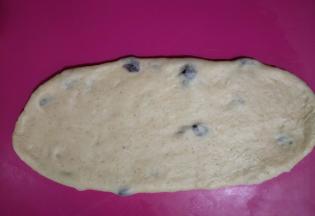 用擀面杖擀成舌状卷起来。