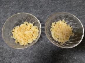 取出另一半蒸好的干贝，这一半不用擦干水分，两分都手撕成丝，放一边备用