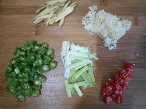 腌鱼的时间，把葱、姜、蒜和辣椒切好备用。