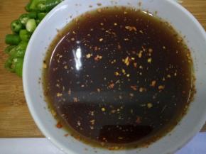 把生抽、胡椒粉、胡椒面、鸡精、蚝油、白糖和生粉调成一碗汁，再加适量清水调匀备用。