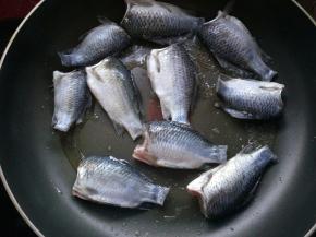 锅烧热后倒油。用厨房纸把鱼的两面擦干后小火煎。