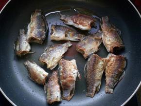 鲫鱼两面煎至金黄。