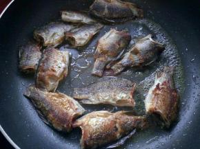 放入料酒去腥味。