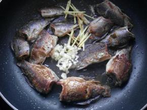 料酒被鱼吸收后下入姜、蒜爆香。