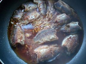 倒入提前备好的汁水，中火烧开。