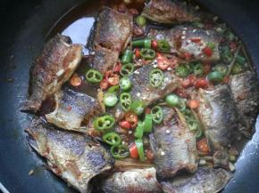 放入辣椒段焖煮一会儿。