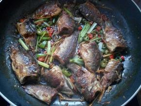 加入蒜叶。待汁水收干即可关火。