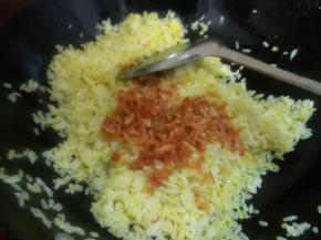 接着放入干煸好的干贝丝翻炒