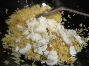 y放入炒好的鸡蛋清轻轻的翻炒