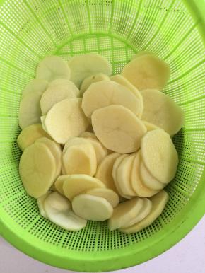 浸泡好的土豆捞出彻底沥干水分，要不然炸的过程中会溅油！